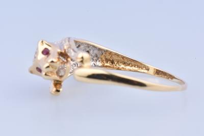Bague panthère en or bicolore 18 carats (750 millièmes) onée de 2 rubis ronds de 0.02 ct au total et de 10 diamants ronds brillants de 0.1 ct au total. 2