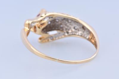 Bague panthère en or bicolore 18 carats (750 millièmes) onée de 2 rubis ronds de 0.02 ct au total et de 10 diamants ronds brillants de 0.1 ct au total. 2