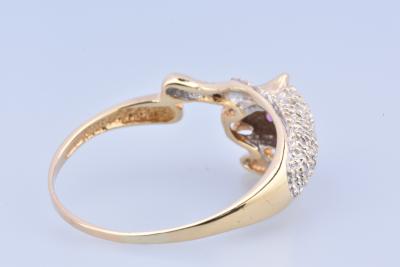 Bague panthère en or bicolore 18 carats (750 millièmes) onée de 2 rubis ronds de 0.02 ct au total et de 10 diamants ronds brillants de 0.1 ct au total. 2