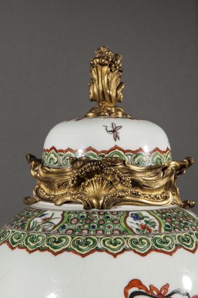 Dans le gout de la dynastie des Qing de l’Empereur Kangxi.Potiche couverte en porcelaine de la famille verte 2