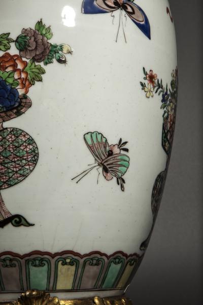 Dans le gout de la dynastie des Qing de l’Empereur Kangxi.Potiche couverte en porcelaine de la famille verte 2