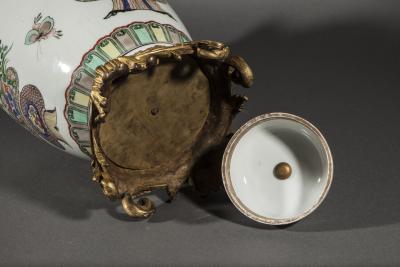 Dans le gout de la dynastie des Qing de l’Empereur Kangxi.Potiche couverte en porcelaine de la famille verte 2