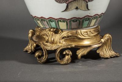 Dans le gout de la dynastie des Qing de l’Empereur Kangxi.Potiche couverte en porcelaine de la famille verte 2