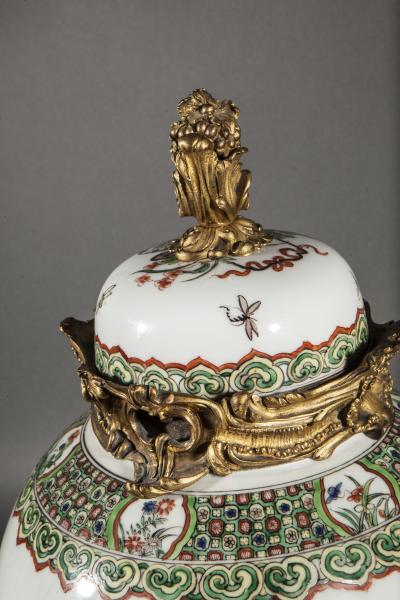 Dans le gout de la dynastie des Qing de l’Empereur Kangxi.Potiche couverte en porcelaine de la famille verte 2