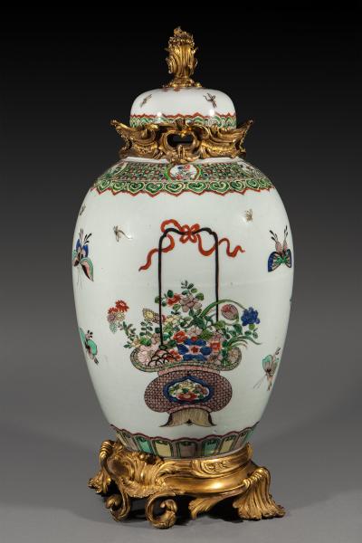 Dans le gout de la dynastie des Qing de l’Empereur Kangxi.Potiche couverte en porcelaine de la famille verte 2