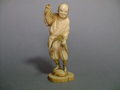 Japon - Okimono en ivoire représentant un cueilleur d’ananas, début du XXème siècle 2