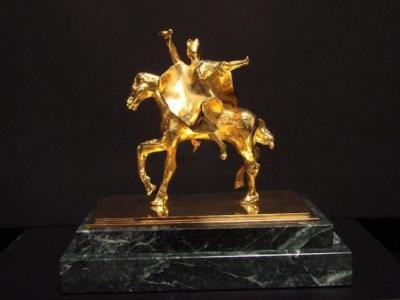 Salvador DALI (d’après) - L’empereur Trajan, Sculpture en or 2
