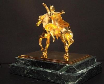 Salvador DALI (d’après) - L’empereur Trajan, Sculpture en or 2