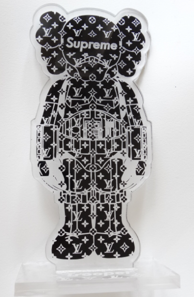 Louis Vuitton X Supreme, Kaws Stormtrooper, Escultura de plástico