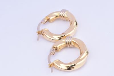 Boucles d’oreilles créoles en or jaune 18 carats (750/1000) torsadées. 2