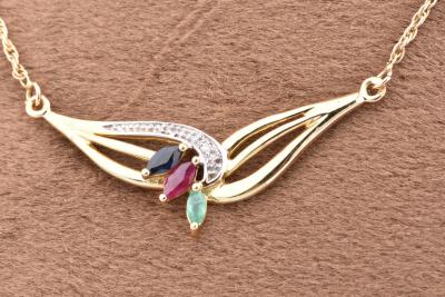 Collier en or jaune 18 carats (750/1000) orné d’un saphir, d’un rubis et d’un émeraude 2