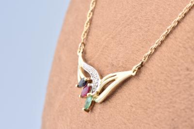 Collier en or jaune 18 carats (750/1000) orné d’un saphir, d’un rubis et d’un émeraude 2