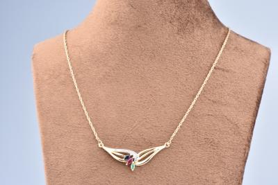 Collier en or jaune 18 carats (750/1000) orné d’un saphir, d’un rubis et d’un émeraude 2