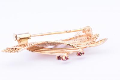 Belle broche en or jaune 18 carats (750/1000) ornée de 3 rubis de 0.24 ct au total. Fermoir sécurisé. 2