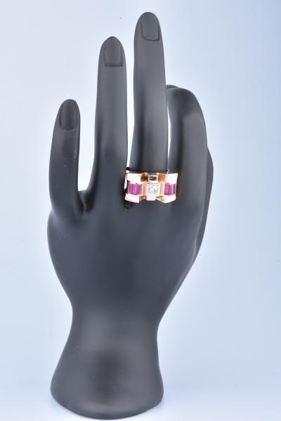 Bague TANK femme en or jaune 18 carats (750 millièmes), agrémentée de 6 rubis baguettes de 0.17 ct chacun, soit 1.07 ct au total et d’1 diamant taille brillant de 0.15 ct. 2