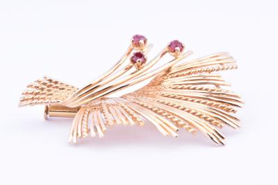 Belle broche en or jaune 18 carats (750/1000) ornée de 3 rubis de 0.24 ct au total. Fermoir sécurisé. 2