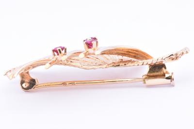 Belle broche en or jaune 18 carats (750/1000) ornée de 3 rubis de 0.24 ct au total. Fermoir sécurisé. 2