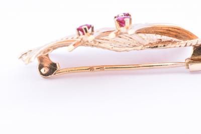 Belle broche en or jaune 18 carats (750/1000) ornée de 3 rubis de 0.24 ct au total. Fermoir sécurisé. 2