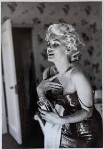 Ed Feingersh - Marilyn Monroe Gets Ready to Go Out, 1955, Photographie numérotée 2