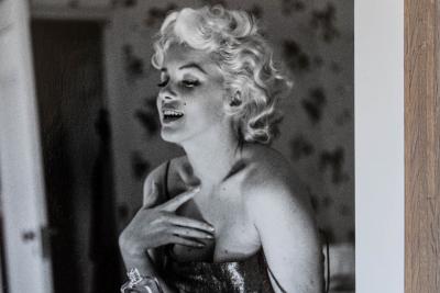 Ed Feingersh - Marilyn Monroe Gets Ready to Go Out, 1955, Photographie numérotée 2