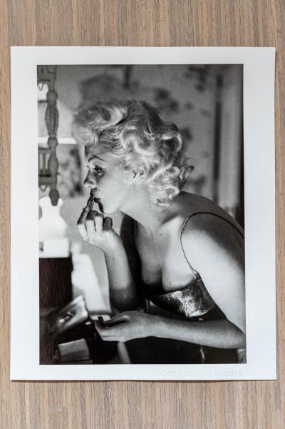 Ed FEINGERSH - Marilyn Monroe Gets Ready to Go Out, 1955 2