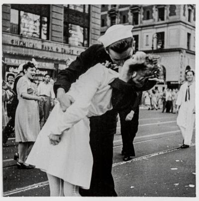 Victor Jorgensen - V-J Day in Times Square, 1945, Photographie numérotée 2