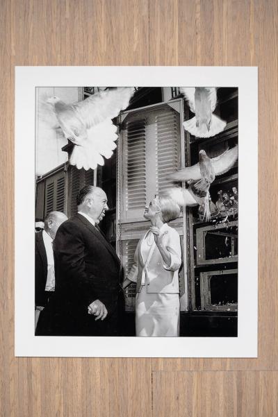 Hulton Archive - Alfred Hitchcock on the set of the birds, 1963, Photographie 2