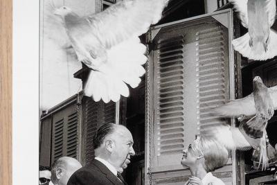 Hulton Archive - Alfred Hitchcock on the set of the birds, 1963, Photographie 2