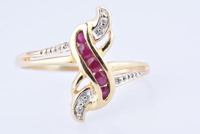 Bague En Or Jaune 18 Carats Agrementee De 5 Rubis Ronds Et 2