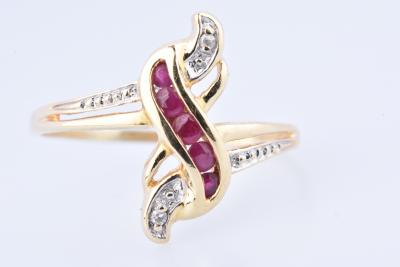 Bague en or jaune 18 carats agrémentée de 5 rubis ronds et 2 diamants 2