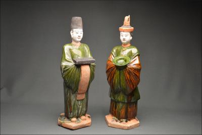 Chine, Dynastie Ming (1368-1644), Paire de serviteurs en terre cuite à glaçure verte et ambre 2