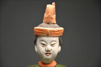 Chine, Dynastie Ming (1368-1644), Paire de serviteurs en terre cuite à glaçure verte et ambre 2