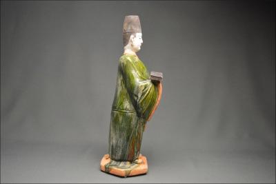 Chine, Dynastie Ming (1368-1644), Paire de serviteurs en terre cuite à glaçure verte et ambre 2