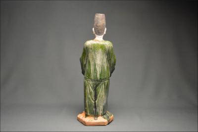 Chine, Dynastie Ming (1368-1644), Paire de serviteurs en terre cuite à glaçure verte et ambre 2