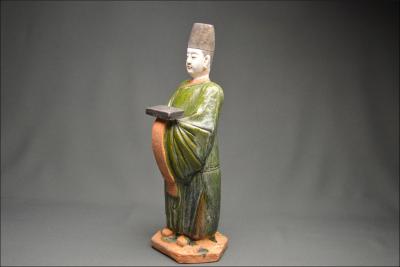 Chine, Dynastie Ming (1368-1644), Paire de serviteurs en terre cuite à glaçure verte et ambre 2