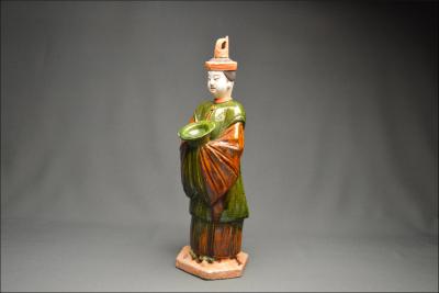 Chine, Dynastie Ming (1368-1644), Paire de serviteurs en terre cuite à glaçure verte et ambre 2