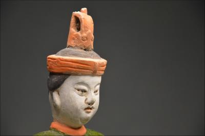 Chine, Dynastie Ming (1368-1644), Paire de serviteurs en terre cuite à glaçure verte et ambre 2