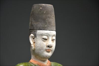 Chine, Dynastie Ming (1368-1644), Paire de serviteurs en terre cuite à glaçure verte et ambre 2