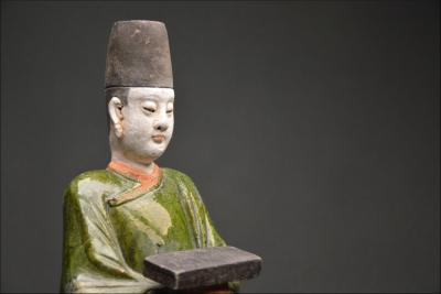 Chine, Dynastie Ming (1368-1644), Paire de serviteurs en terre cuite à glaçure verte et ambre 2