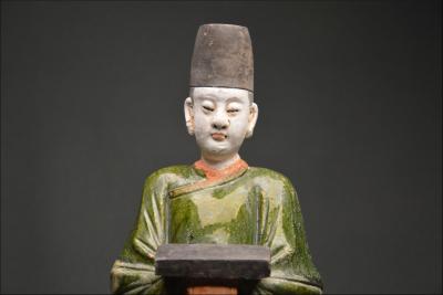 Chine, Dynastie Ming (1368-1644), Paire de serviteurs en terre cuite à glaçure verte et ambre 2