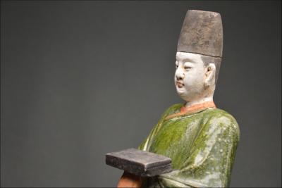 Chine, Dynastie Ming (1368-1644), Paire de serviteurs en terre cuite à glaçure verte et ambre 2