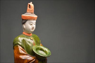 Chine, Dynastie Ming (1368-1644), Paire de serviteurs en terre cuite à glaçure verte et ambre 2