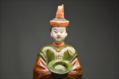 Chine, Dynastie Ming (1368-1644), Paire de serviteurs en terre cuite à glaçure verte et ambre 2