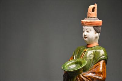 Chine, Dynastie Ming (1368-1644), Paire de serviteurs en terre cuite à glaçure verte et ambre 2
