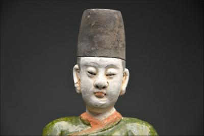 Chine, Dynastie Ming (1368-1644), Paire de serviteurs en terre cuite à glaçure verte et ambre 2