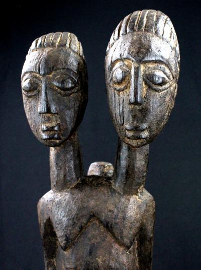Burkina Faso - Sculpture Lobi à deux têtes sur un socle 2