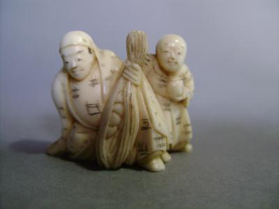 Japon, fin période Edo - Netsuke en ivoire, Les paysans à la gerbe 2