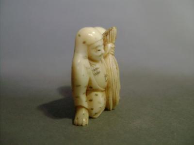 Japon, fin période Edo - Netsuke en ivoire, Les paysans à la gerbe 2