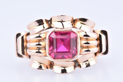 Bague en or rose 18 carats composée d’une pierre synthétique rouge 2