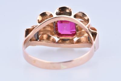 Bague en or rose 18 carats composée d’une pierre synthétique rouge 2